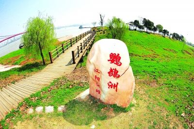 晴川历历汉阳树,芳草萋萋鹦鹉洲。