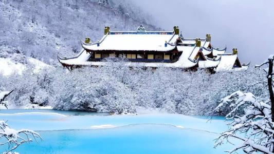 终南阴岭秀,积雪浮云端。