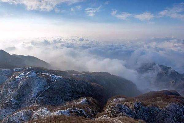 终南阴岭秀,积雪浮云端。 林表明霁色,城中增暮寒。